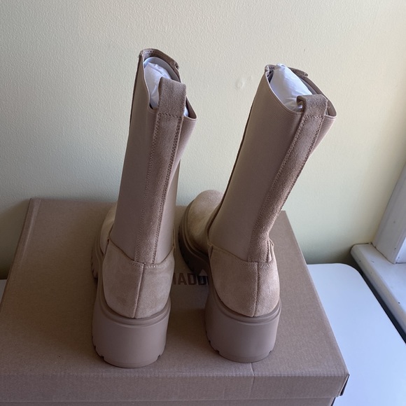 STEVE MADDEN
Women's Hesitant Lug-Sole Chelsea Booties - Picture 4 of 11